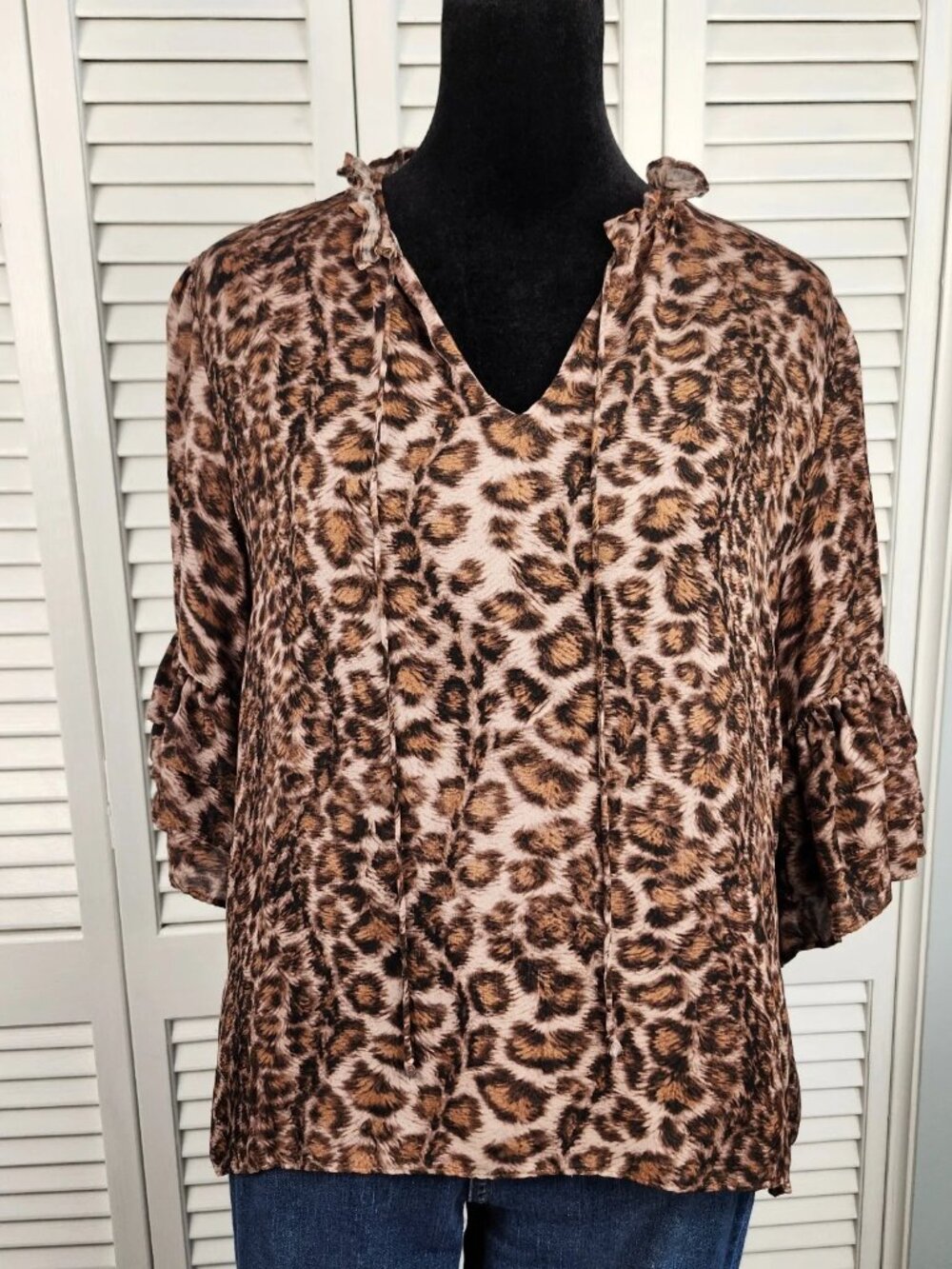 Acrobat Anthropologie 100% Silk Animal Print Blouse M Tie Neck 3/4 Ruffle Sleeve
